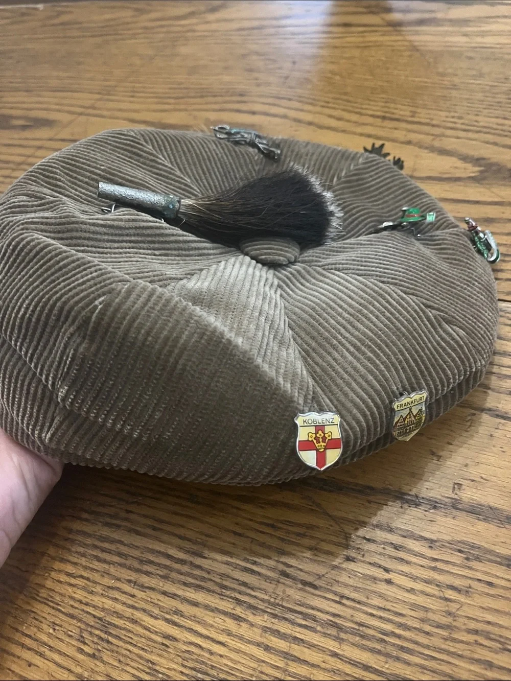 Vintage Hute Mutzen top man hat Brown Corduroy Beret with Decorative Tassel